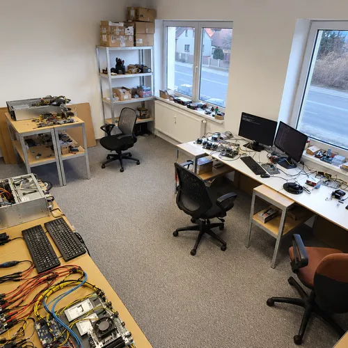 Současný testlab Nedotech se serverovým hardwarem a GPU sestavami